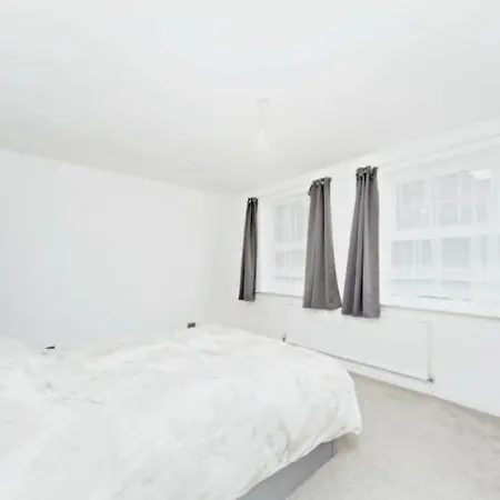 Spacious 5 Bedrooms Family Detached House In 23 Min To London *