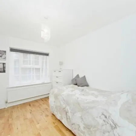 Spacious 5 Bedrooms Family Detached House In 23 Min To London Purley