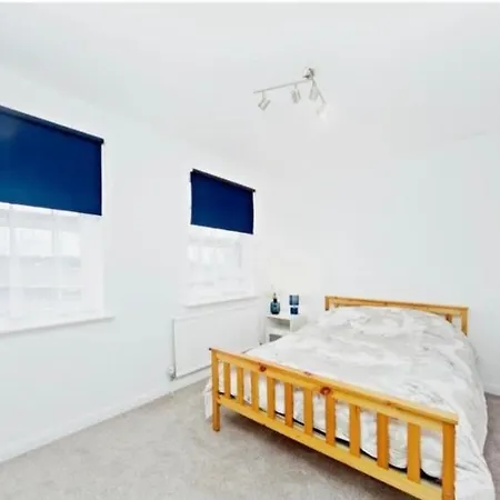 Spacious 5 Bedrooms Family Detached House In 23 Min To London Chalet