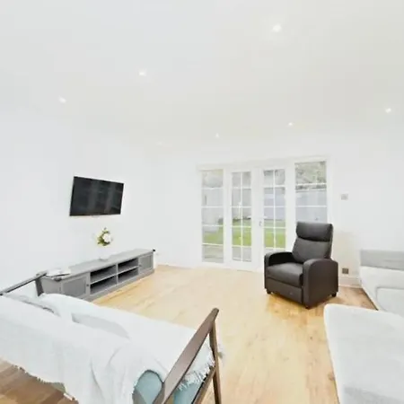 Chalet Spacious 5 Bedrooms Family Detached House In 23 Min To London *