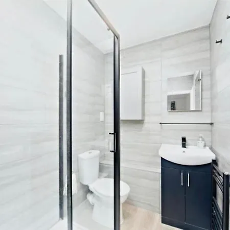 Chalet Spacious 5 Bedrooms Family Detached House In 23 Min To London Purley