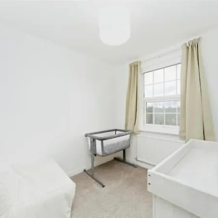 Spacious 5 Bedrooms Family Detached House In 23 Min To London * Purley