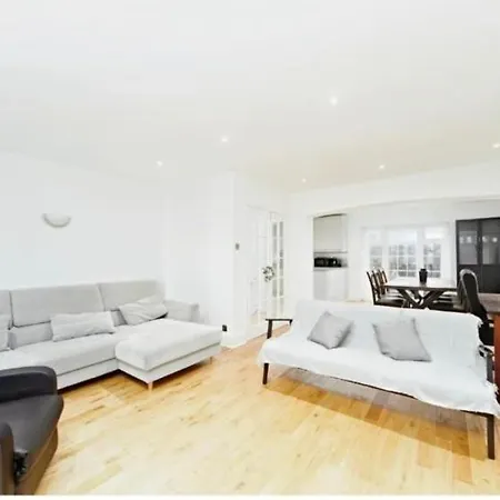 Spacious 5 Bedrooms Family Detached House In 23 Min To London