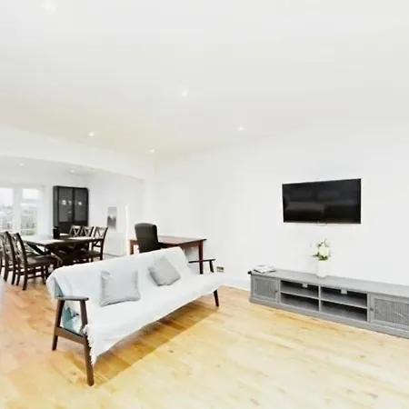 Spacious 5 Bedrooms Family Detached House In 23 Min To London Chalet