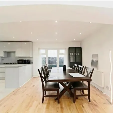 Spacious 5 Bedrooms Family Detached House In 23 Min To London Chalet *