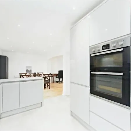 Spacious 5 Bedrooms Family Detached House In 23 Min To London Purley