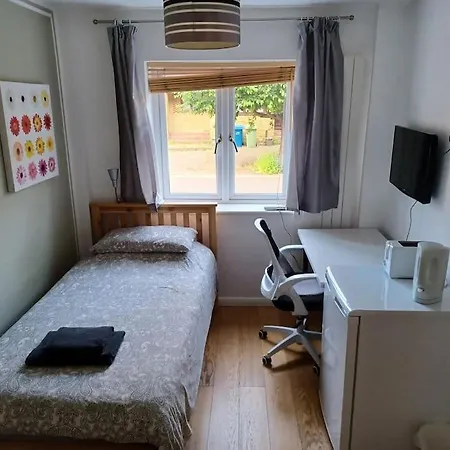 With En-suite And Free Parking Guest house