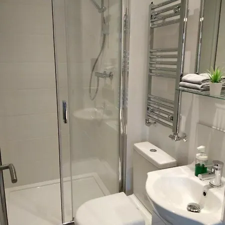Guest house With En-suite And Free Parking