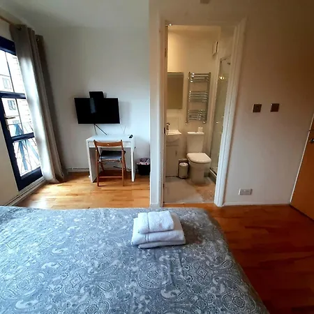 Guest house With En-suite And Free Parking 3*