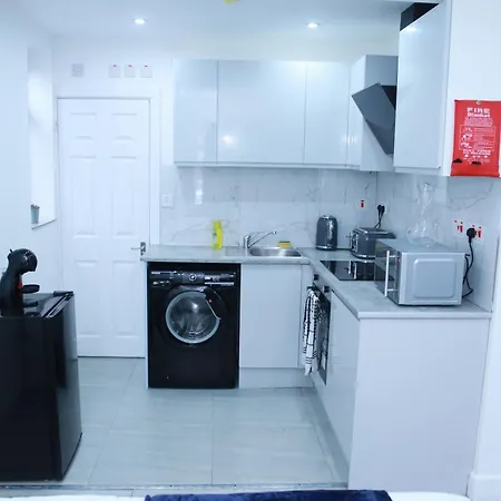 Apartment Lovely With Free Parking On Premises.