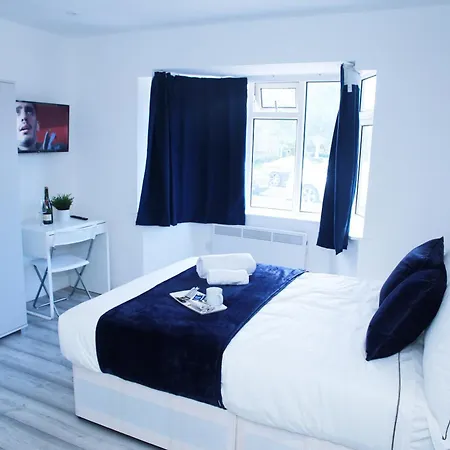 Lovely With Free Parking On Premises. * London