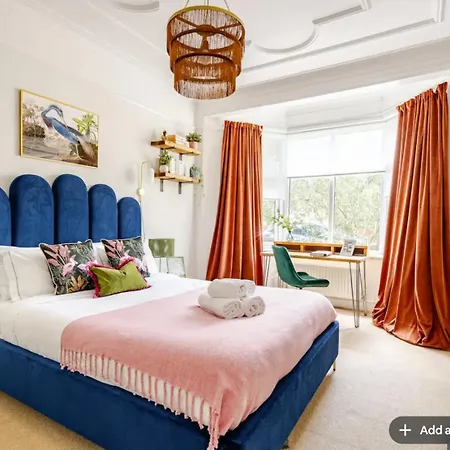 Charming Garden Flat With A Free Parking