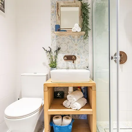 Charming Garden Flat With A Free Parking Apartment