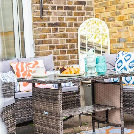 Apartment Charming Garden Flat With A Free Parking