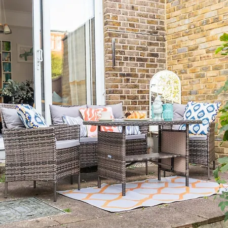 Charming Garden Flat With A Free Parking Apartment *