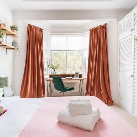 Charming Garden Flat With A Free Parking