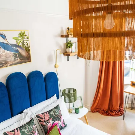 Charming Garden Flat With A Free Parking Apartment