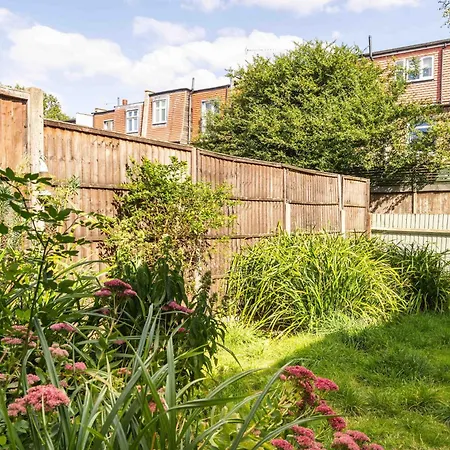 Charming Garden Flat With A Free Parking Apartment Ealing