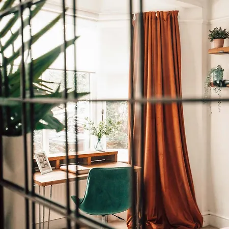Charming Garden Flat With A Free Parking Apartment