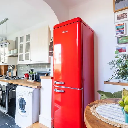 Apartment Charming Garden Flat With A Free Parking