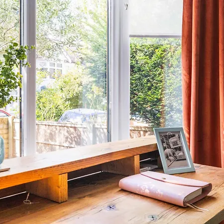 Charming Garden Flat With A Free Parking Apartment *