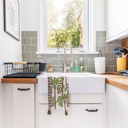 Charming Garden Flat With A Free Parking * Ealing