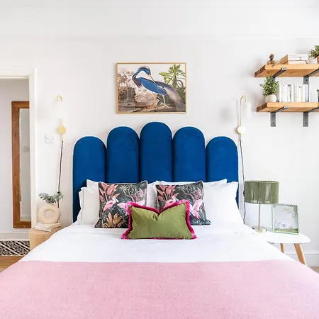 Charming Garden Flat With A Free Parking