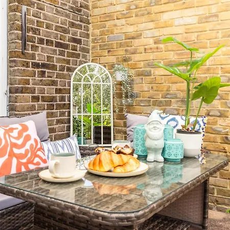 Charming Garden Flat With A Free Parking Apartment