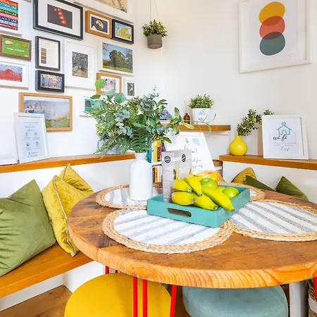 Charming Garden Flat With A Free Parking *