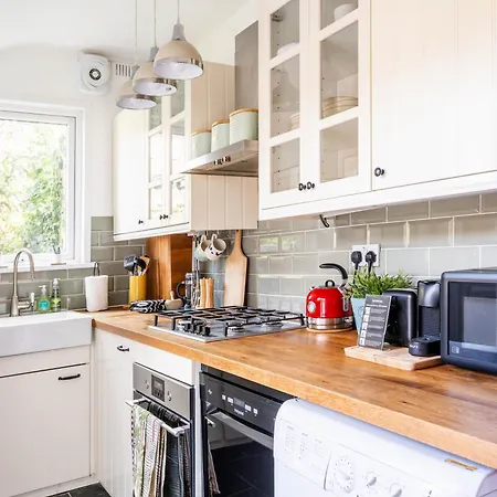 Charming Garden Flat With A Free Parking Apartment *