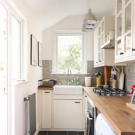 Apartment Charming Garden Flat With A Free Parking *