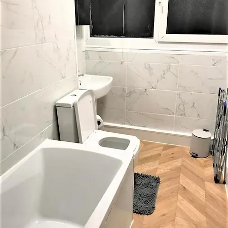 Lovely 2 Bedroom Close To Plaistow Station Apartment London