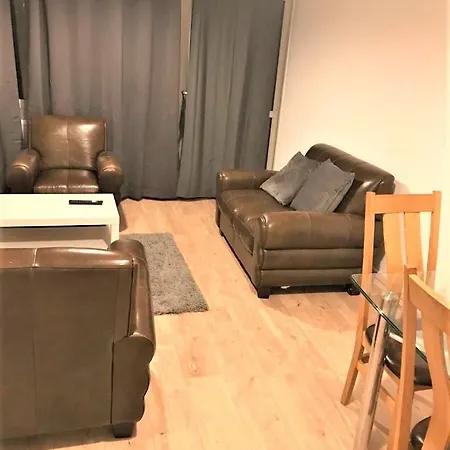 Lovely 2 Bedroom Close To Plaistow Station London