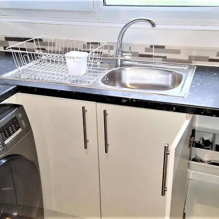 Lovely 2 Bedroom Close To Plaistow Station London