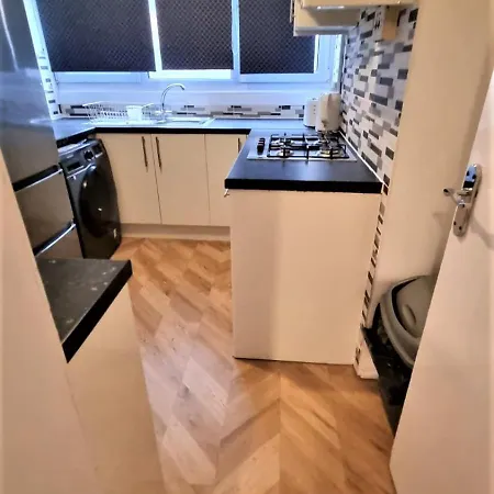 Lovely 2 Bedroom Close To Plaistow Station * London
