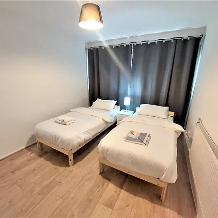 Lovely 2 Bedroom Close To Plaistow Station Apartment