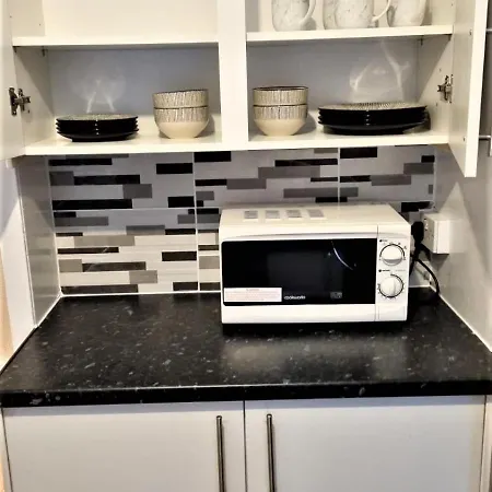 Lovely 2 Bedroom Close To Plaistow Station Apartment