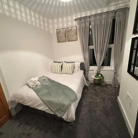 Spacious 3 Bedroom House Near London, O2, Excel, Stratford, Tube Station & Parking Available *