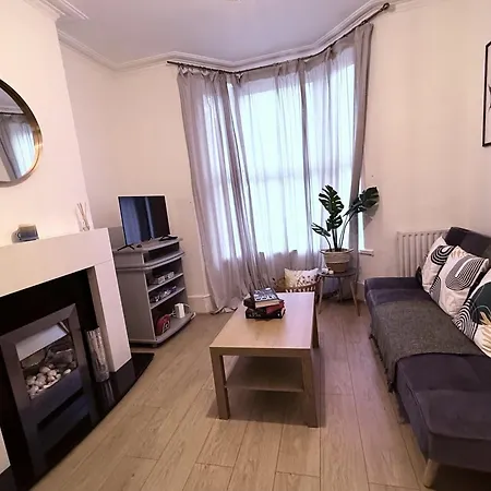 Spacious 3 Bedroom House Near London, O2, Excel, Stratford, Tube Station & Parking Available