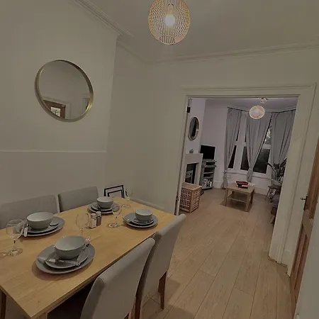 Spacious 3 Bedroom House Near London, O2, Excel, Stratford, Tube Station & Parking Available Holiday home *