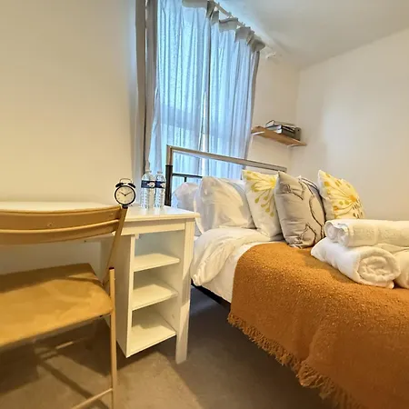Spacious 3 Bedroom House Near London, O2, Excel, Stratford, Tube Station & Parking Available Holiday home