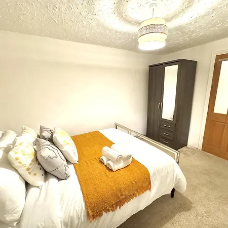 Spacious 3 Bedroom House Near London, O2, Excel, Stratford, Tube Station & Parking Available London