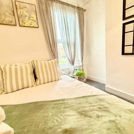 Spacious 3 Bedroom House Near London, O2, Excel, Stratford, Tube Station & Parking Available Holiday home London