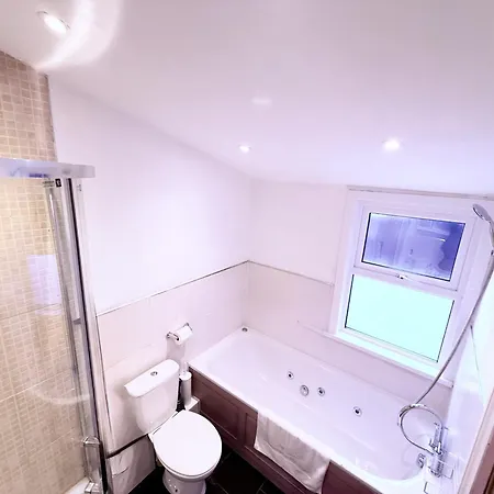 Holiday home Spacious 3 Bedroom House Near London, O2, Excel, Stratford, Tube Station & Parking Available *