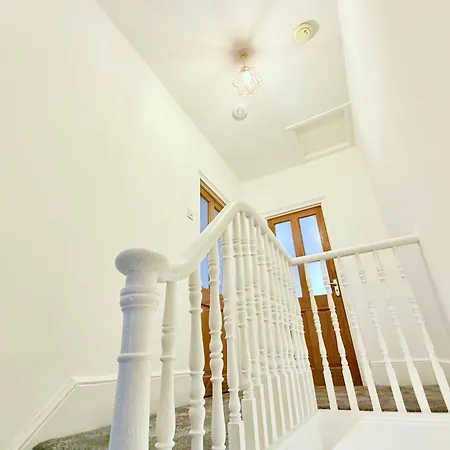 Spacious 3 Bedroom House Near London, O2, Excel, Stratford, Tube Station & Parking Available Holiday home *
