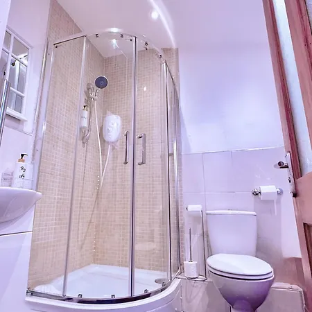 Spacious 3 Bedroom House Near London, O2, Excel, Stratford, Tube Station & Parking Available * London