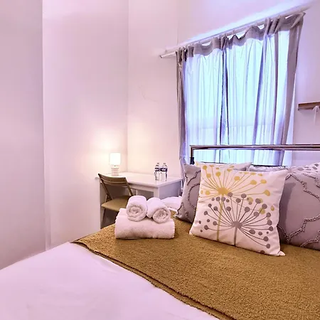 Spacious 3 Bedroom House Near London, O2, Excel, Stratford, Tube Station & Parking Available Holiday home London