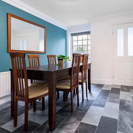 Holiday home 4-bed In Near Gatwick Airport London