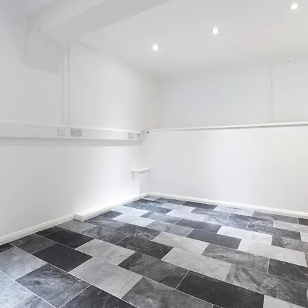 4-bed In Near Gatwick Airport London Holiday home *