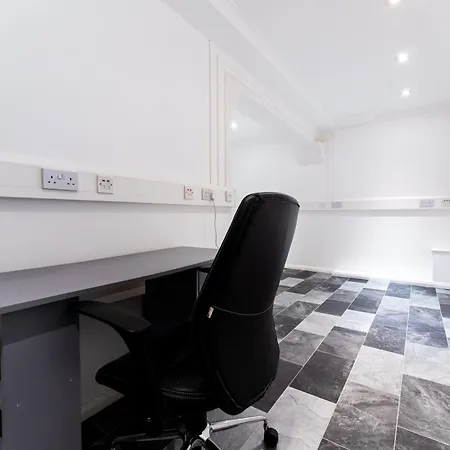 4-bed In Near Gatwick Airport London Purley